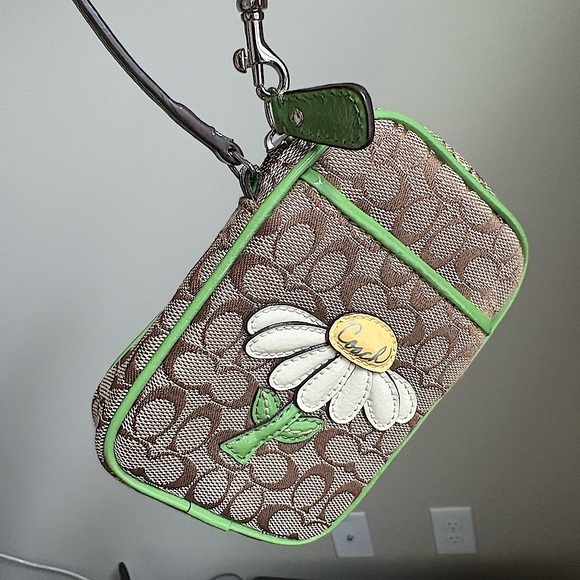 Coach Daisy Applique Cell phoneWallet Wristlet Rare Collecticle - Picture 12 of 12